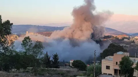 Israel's Air Strikes Hit Southeastern Lebanon